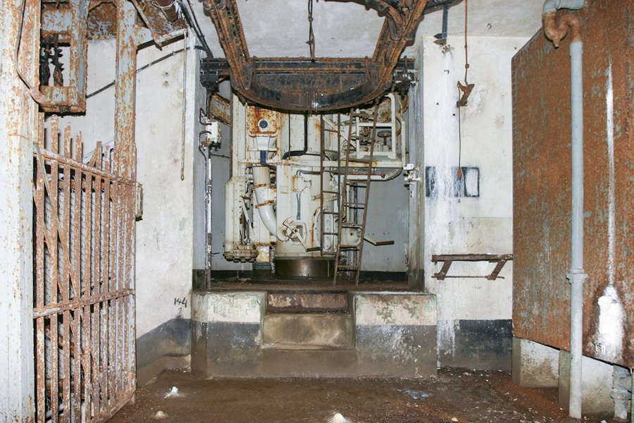 Ligne Maginot - SOETRICH - A11 - (Ouvrage d'artillerie) - Bloc 5
Etage supérieur
Le haut du monte-charge avec le monorail Tourtelier permettant la manipulation des casiers à munitions