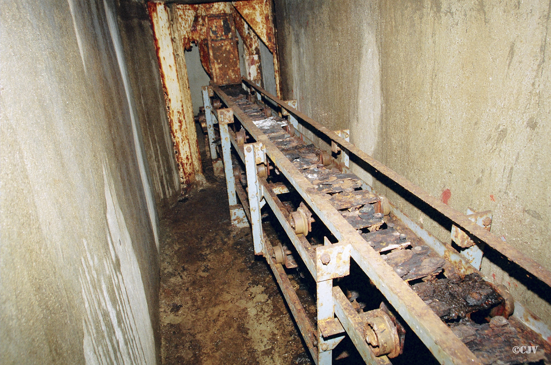 Ligne Maginot - SOETRICH - A11 - (Ouvrage d'artillerie) - Bloc 5
Le convoyeur à douilles entre le fut de la tourelle et le toboggan de descente