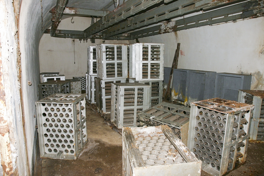 Ligne Maginot - SOETRICH - A11 - (Ouvrage d'artillerie) - Bloc 5
Dessous du bloc - Magasin M2
L'une des alvéoles de stockage des munitions avec les casiers pour obus de 75 mm