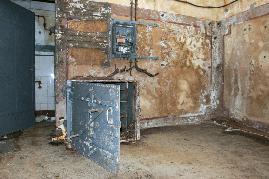 Ligne Maginot - SOETRICH - A11 - (Ouvrage d'artillerie) - Bloc 5
Pied du bloc. Le PC du bloc avec les restes du système de transmission d'ordre Saint Chamond Granat