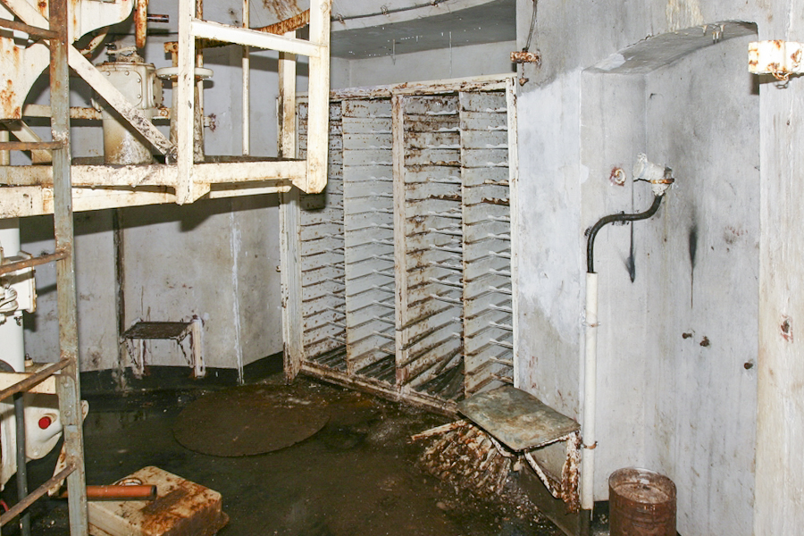 Ligne Maginot - SOETRICH - A11 - (Ouvrage d'artillerie) - Bloc 6
Tourelle pour deux tubes de 75 mm mle 32
L'étage intermédiaire de la tourelle - Le magasin à munitions M3
La prise électrique sur la droite est destinée à alimenter le chauffage de la tourelle lorsque celle ci est inutilisée afin d'éviter la formation de condensation et de  repousser l'humidité.