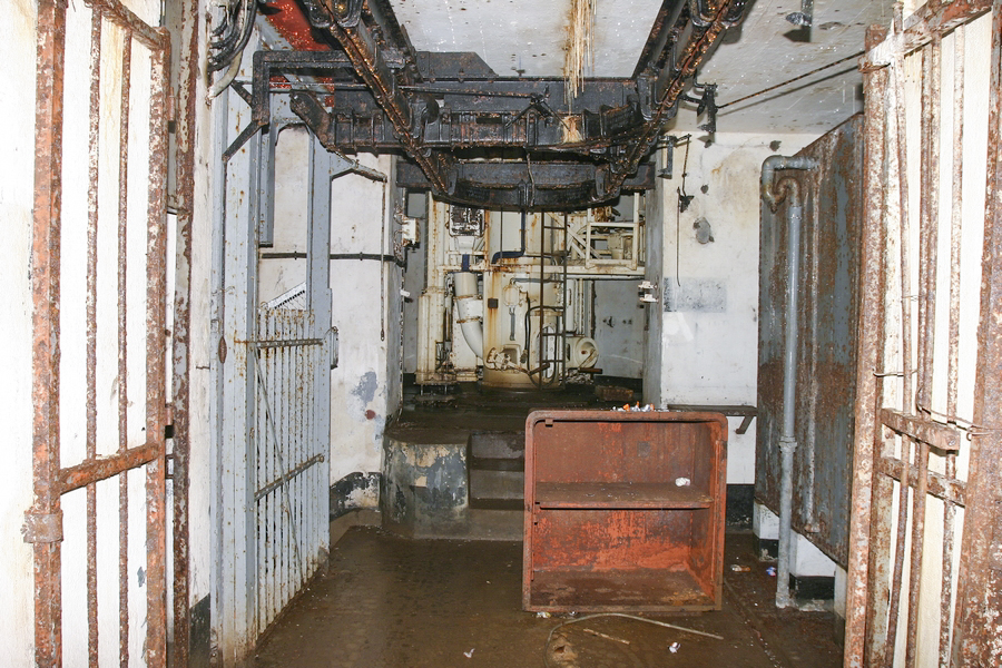 Ligne Maginot - SOETRICH - A11 - (Ouvrage d'artillerie) - Bloc 6
Tourelle pour deux tubes de 75 mm mle 32
L'étage intermédiaire de la tourelle avec le haut du monte-charge et le monorail Tourtellier permettant la manutention des casiers d'obus