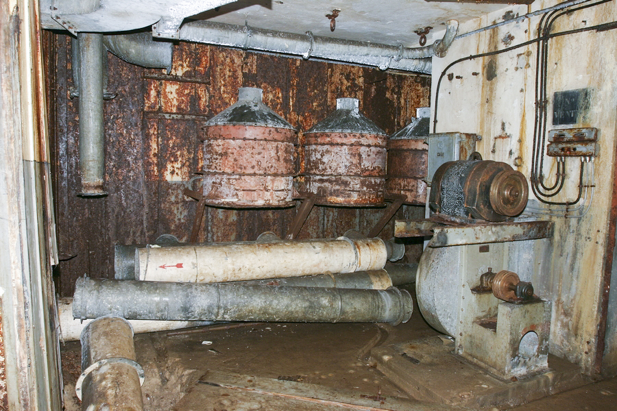 Ligne Maginot - SOETRICH - A11 - (Ouvrage d'artillerie) - Bloc 6
Le haut du bloc
La ventilation du bloc, démontée dans les années 50 dans le cadre de la modernisation de l'ouvrage, non menée à bien).