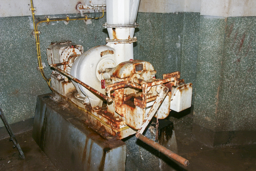 Ligne Maginot - SOETRICH - A11 - (Ouvrage d'artillerie) - Bloc 6
Tourelle pour deux tubes de 75 mm mle 32
Le ventilateur spécifique de la tourelle, fonctionnant électriquement ou à main
La ventilation du bloc, démontée dans les années 50 dans le cadre de la modernisation de l'ouvrage, non menée à bien).