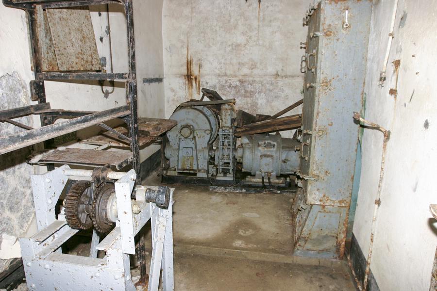Ligne Maginot - SOETRICH - A11 - (Ouvrage d'artillerie) - Bloc 6
Le bas du bloc, machinerie du monte-charge BDR (Baudet Donon Roussel) avec le dispositif de manoeuvre  à main de secours au premier plan