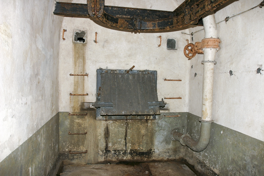 Ligne Maginot - SOETRICH - A11 - (Ouvrage d'artillerie) - Bloc 6
Le receptacle à douilles en bas du toboggan de récupération. 

Noter les deux ouvertures vitrées en partie haute permettant de juger du niveau de remplissage du réceptacle et les échelons permettant d'y accéder