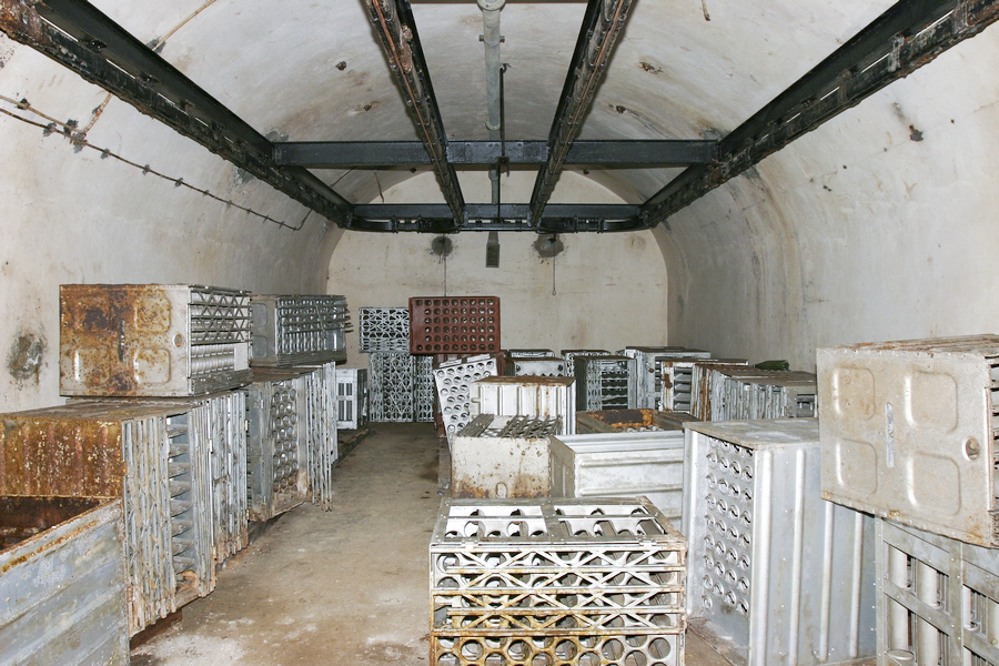Ligne Maginot - SOETRICH - A11 - (Ouvrage d'artillerie) - Bloc 6
Le bas du bloc, magasin a munitions M2
L'une des alvéoles de stockage pour obus de 75 avec les casiers pour obus