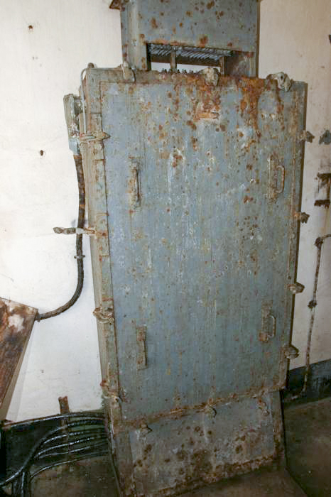 Ligne Maginot - SOETRICH - A11 - (Ouvrage d'artillerie) - Bloc 6
Le bas du bloc, l'armoire électrique de commande du monte-charge BDR (Baudet Donon Roussel)