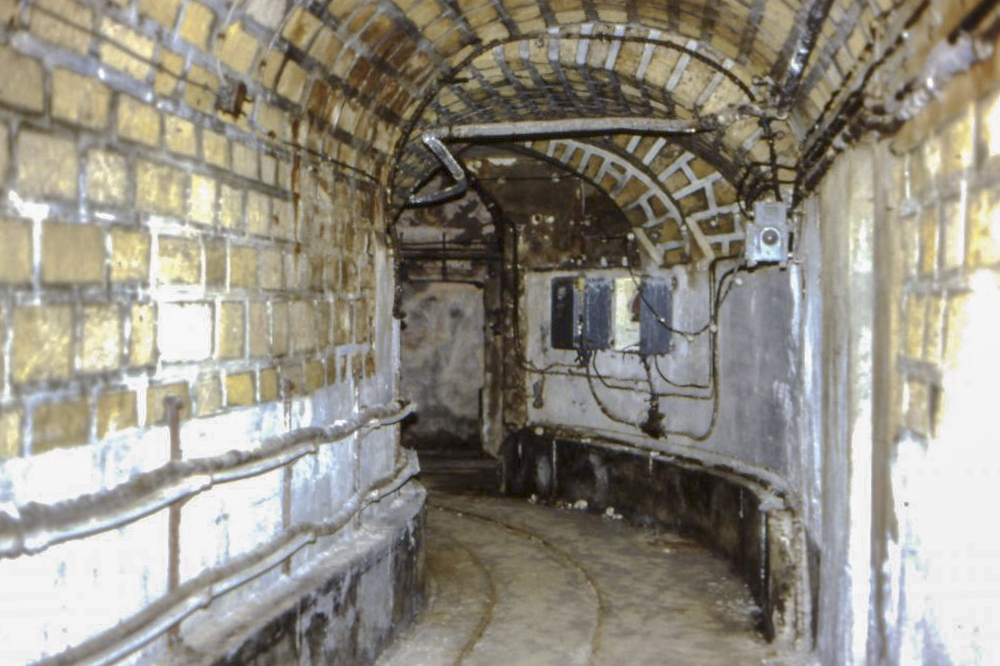 Ligne Maginot - SOETRICH - A11 - (Ouvrage d'artillerie) - Les galeries
A l'instar d'autres ouvrages de ce secteur comme le Galgenberg, les locaux étaient maçonnées et jointés et les pierres laissées apparentes, sans enduit.
Des enduits ont été faits ensuite dans les locaux et certaines galeries puis recouverts de peinture blanche afin d'améliorer la luminosité.
Photo datant de novembre 1992
