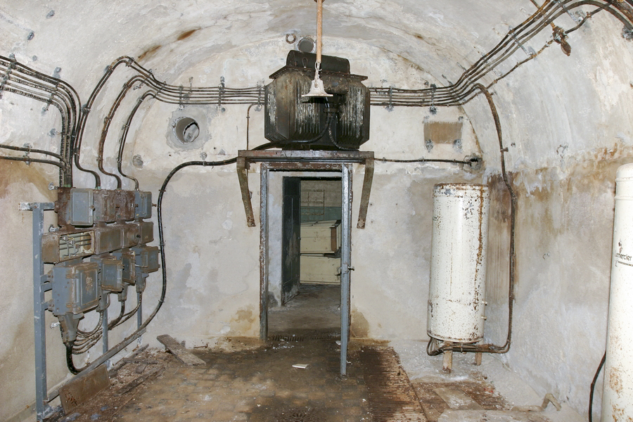 Ligne Maginot - SOETRICH - A11 - (Ouvrage d'artillerie) - Cuisine
Les restes de la cuisine troupe 
Le transformateur permettait de produire du 220V triphasé nécessaire pour l'alimentation des équipements de cuisine à partir du 400V triphasé distribué dans l'ouvrage