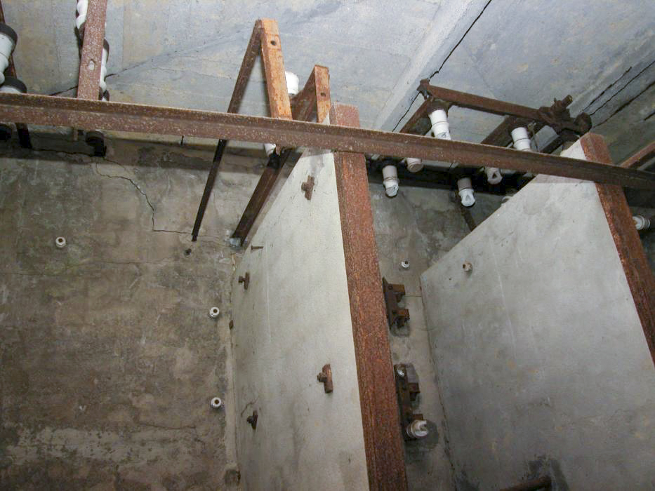 Ligne Maginot - SOETRICH - A11 - (Ouvrage d'artillerie) - Le poste de transformation extérieur près de l’entrée des hommes. Ce poste était doté de deux transformateurs (60KVA et 200 KVA)