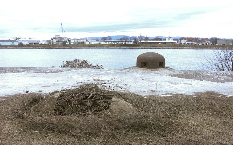 Ligne Maginot - BASSIN DE L'INDUSTRIE - (Casemate d'infanterie - Double) - Vue de la rive allemande depuis la casemate