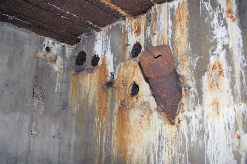 Ligne Maginot - BAUERNGRUNDWASSER - (Blockhaus pour arme infanterie) - Local attenant 
Goulotte lance grenade de défense de la façade de gorge - Les Gardiens du Rhin
