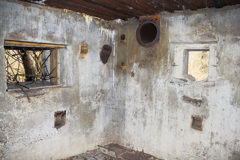 Ligne Maginot - BAUERNGRUNDWASSER - (Blockhaus pour arme infanterie) - Chambre de tir Ouest
Créneau mitrailleuse, goulotte à grenades et créneau FM de défense de l'entrée