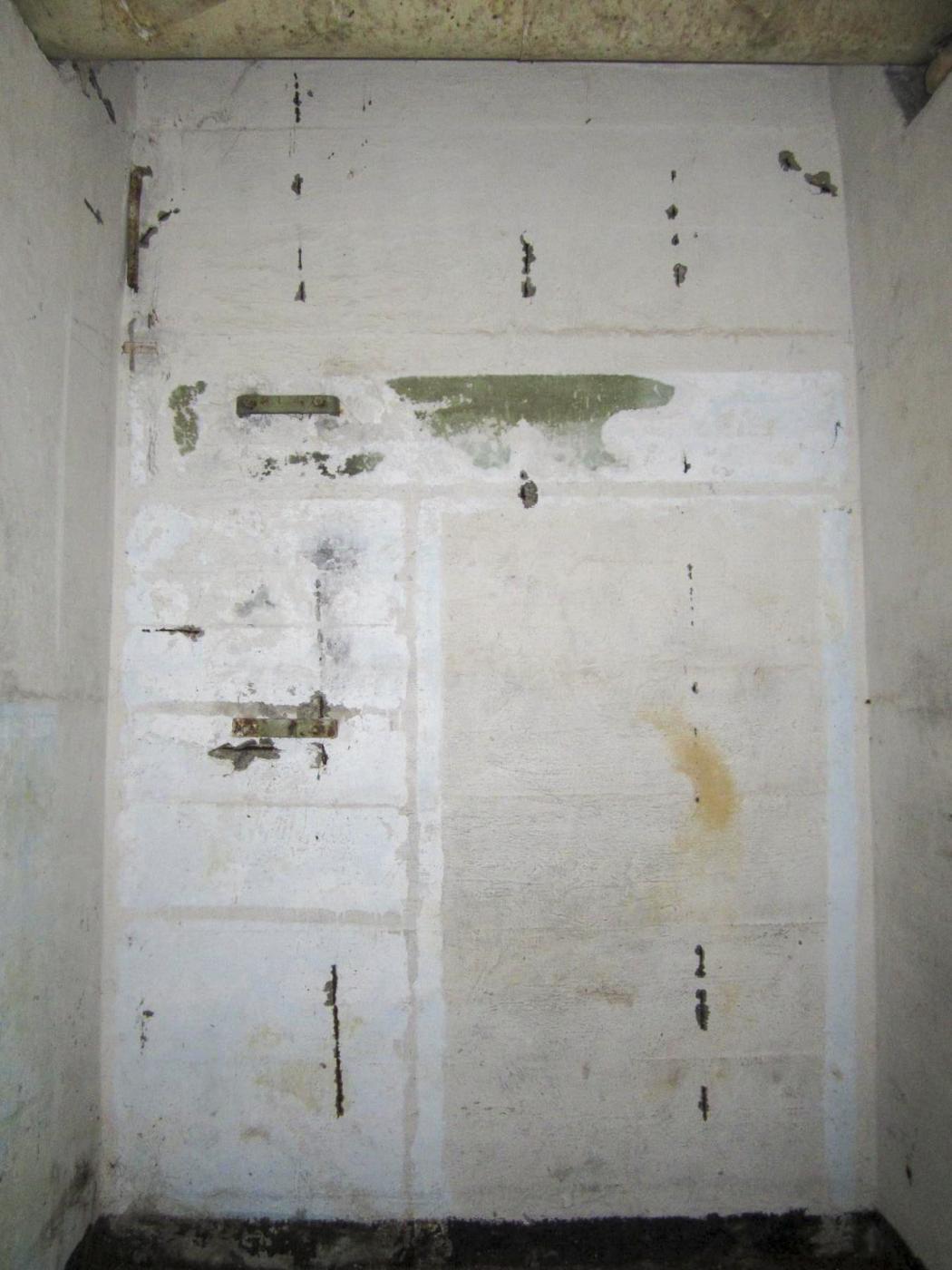 Ligne Maginot - DUCROT EST - (Casemate d'artillerie) - Local à munitions - traces d'équipements et support