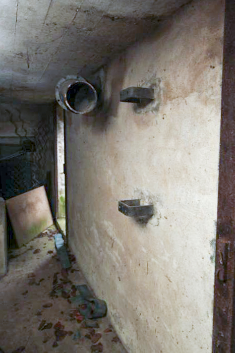 Ligne Maginot - DALHUNDEN EST - (PC de Sous-Quartier) - Support de ventilateur dans le blockhaus - Les Gardiens du Rhin