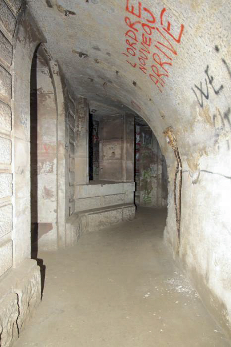 Ligne Maginot - FORT DUCROT - (PC de Secteur) - Entrée du PC
A gauche la façade d'origine du laboratoire d'artillerie, à droite le masque bétonné