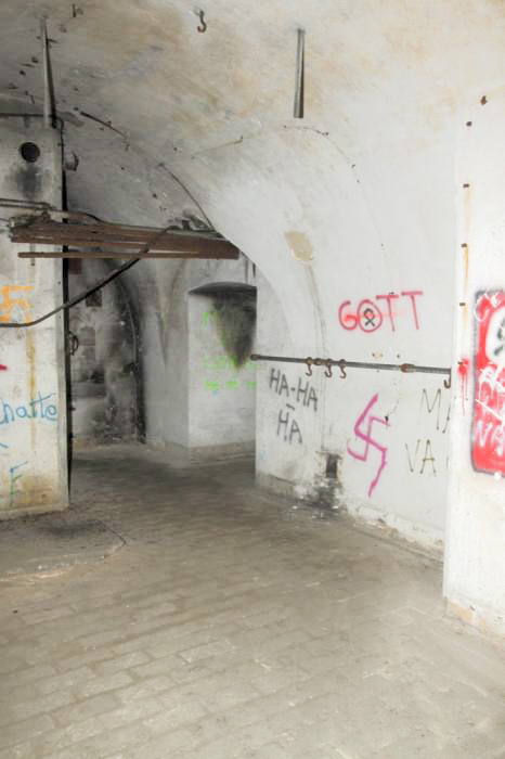 Ligne Maginot - FORT DUCROT - (PC de Secteur) - Laboratoire d'artillerie employé comme PC
Pièce servant de couchage