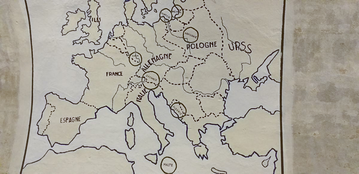 Ligne Maginot - FORT DUCROT - (PC de Secteur) - Peinture de la 'drôle de guerre' 
Carte de l'Europe avec les zones de revendications territoriales allemandes entourées