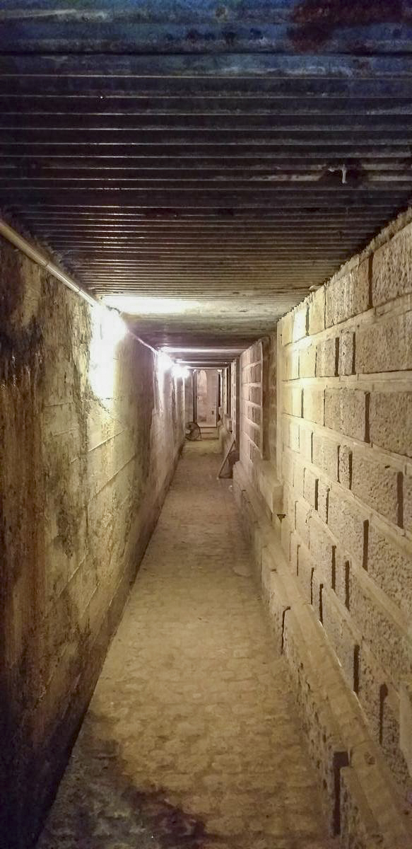Ligne Maginot - FORT DUCROT - (PC de Secteur) - Galerie vers le PC entre le masque bétonné à gauche et la façade d'origine à droite. On distingue le pavage de la cour au sol