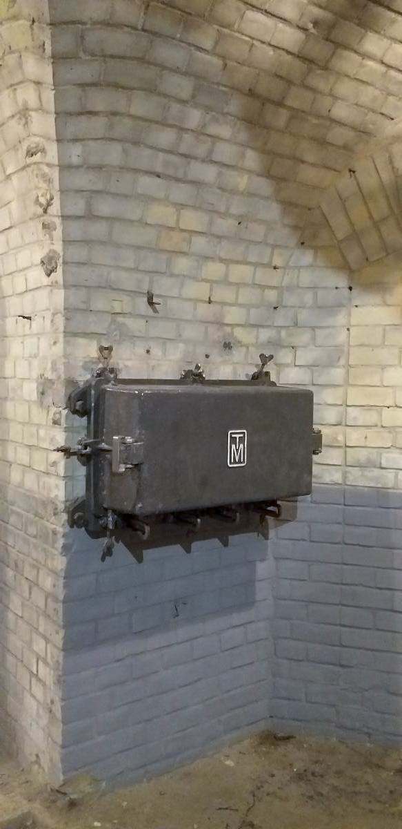 Ligne Maginot - FORT DUCROT - (PC de Secteur) - Carter étanche TM 32 pour central à 16 directions