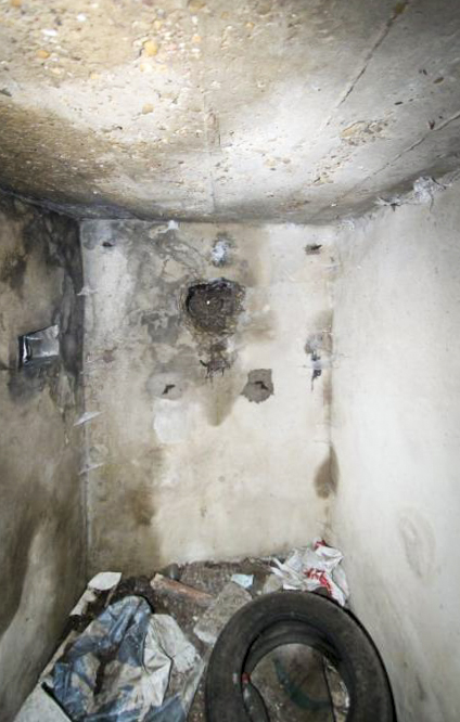 Ligne Maginot - POINT 126 - (PC de Sous-Quartier) - Vue intérieure des créneaux de protection de l'entrée sud-est - Les Gardiens du Rhin