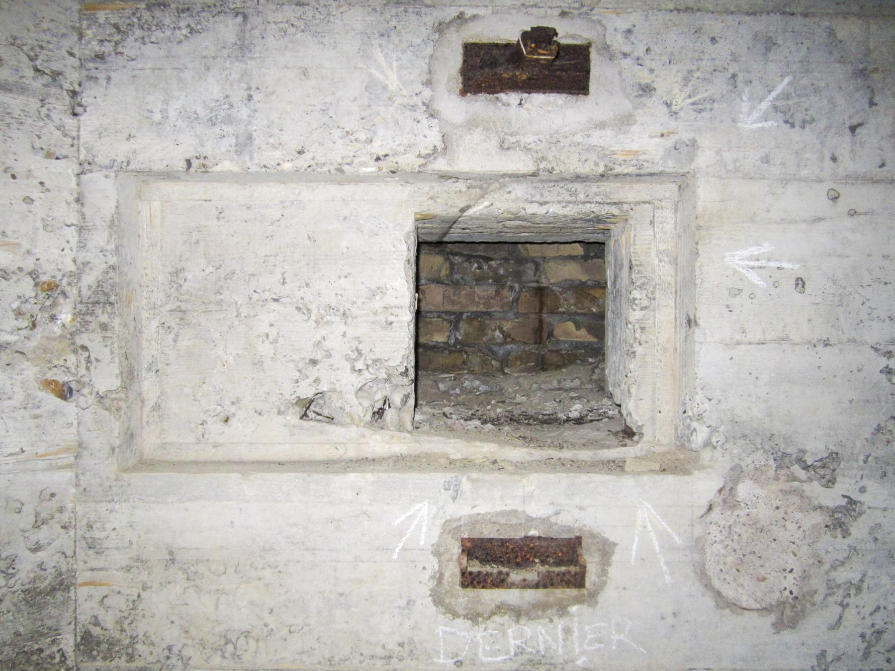 Ligne Maginot - HAUTE DIGUE 5 - (Blockhaus pour arme infanterie) - Chambre de tir
Détail créneau mitrailleuse gauche - G.Fuchs