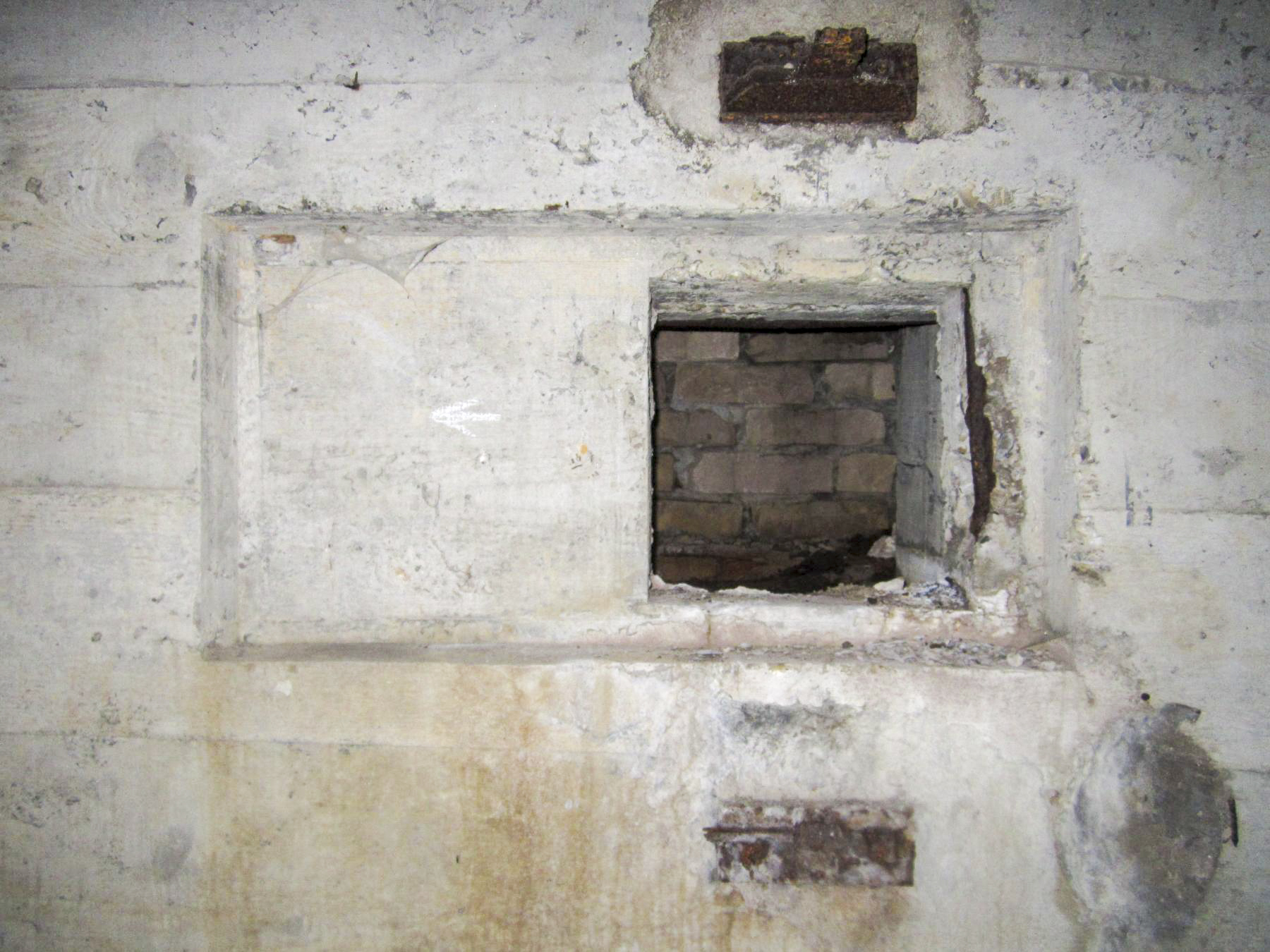 Ligne Maginot - HAUTE DIGUE 5 - (Blockhaus pour arme infanterie) - Chambre de tir 
Détail créneau mitrailleuse droit - G.Fuchs