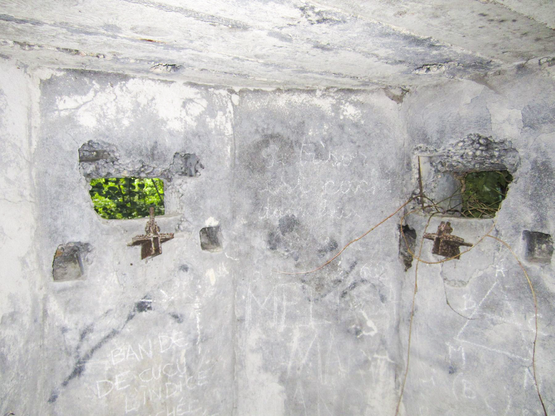 Ligne Maginot - HAUTE DIGUE 4 - (Blockhaus pour arme infanterie) - Chambre de tir
Créneau frontal et latéral droit - G.Fuchs