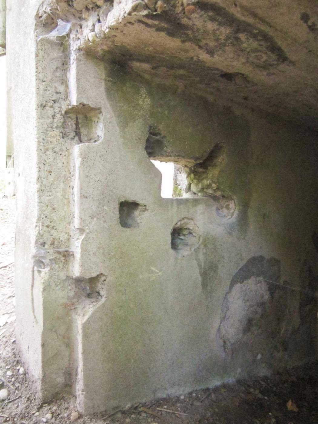 Ligne Maginot - HAUTE DIGUE 3 - (Blockhaus pour arme infanterie) - Créneau gauche de défense rapprochée de l'entrée
