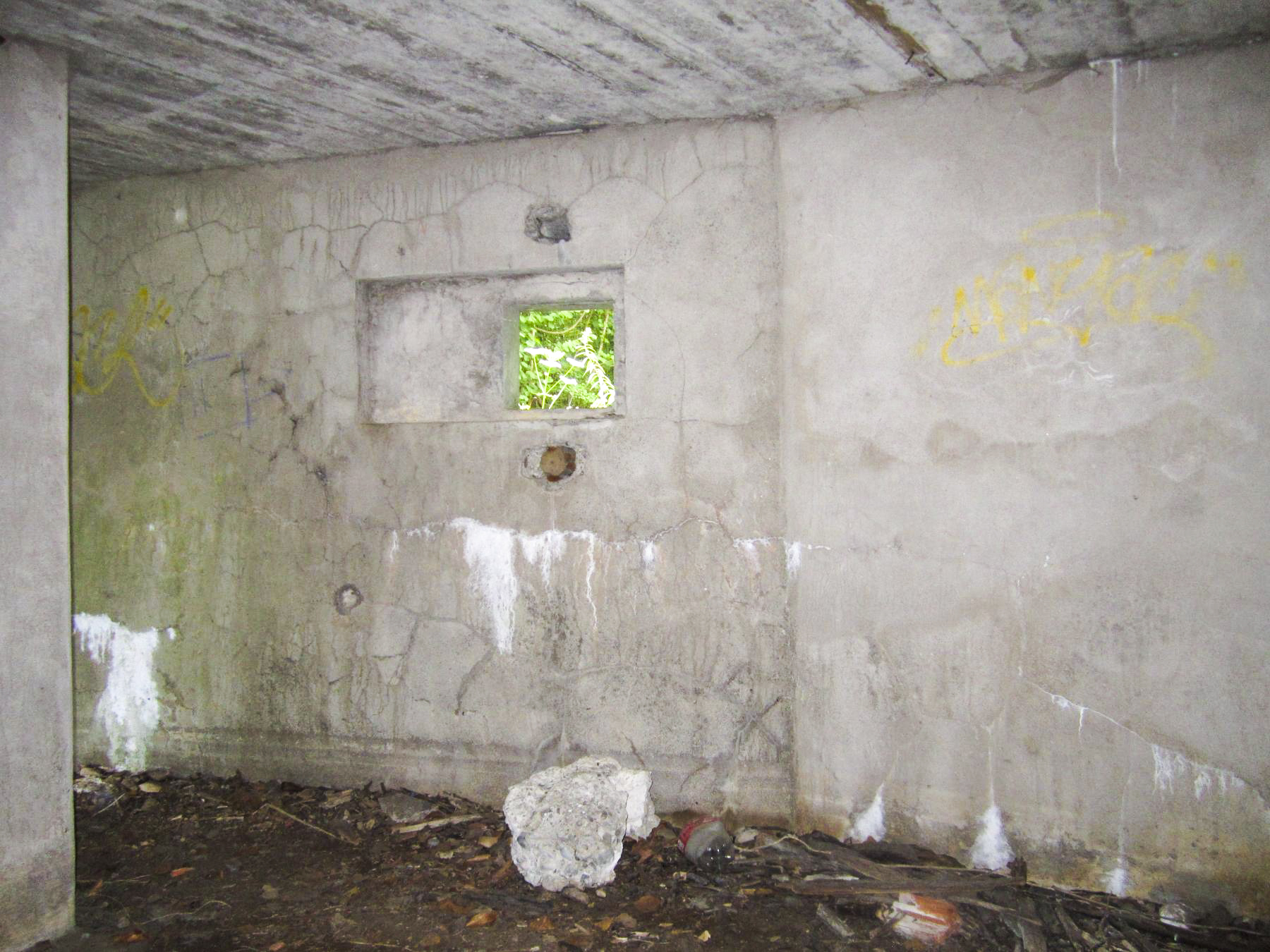 Ligne Maginot - HAUTE DIGUE 8 - (Blockhaus pour arme infanterie) - Chambre de tir
Créneau mitrailleuse gauche