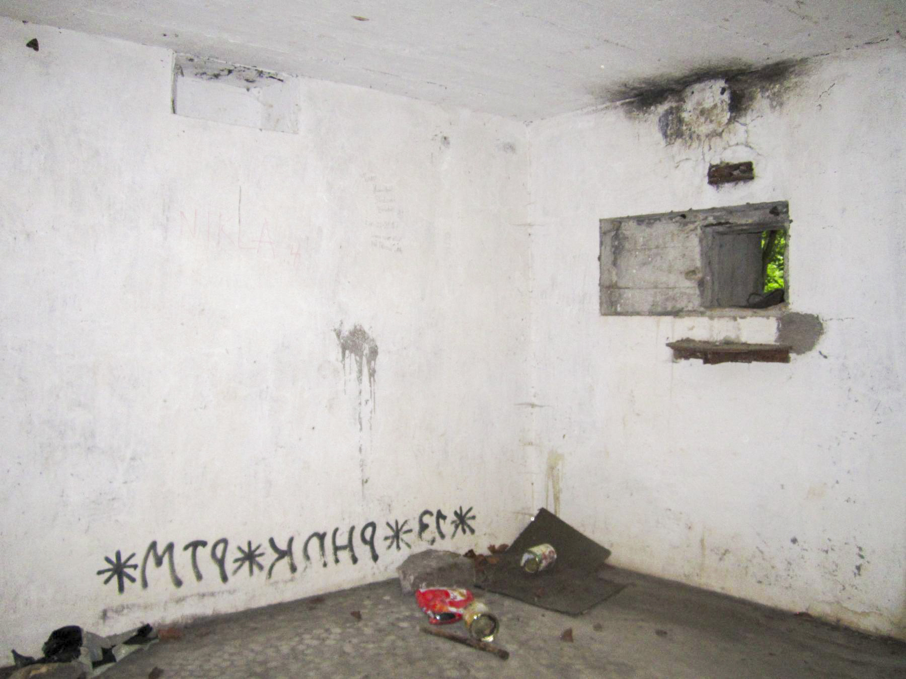 Ligne Maginot - HAUTE DIGUE 7 - (Blockhaus pour arme infanterie) - Chambre de tir - créneau mitrailleuse droit