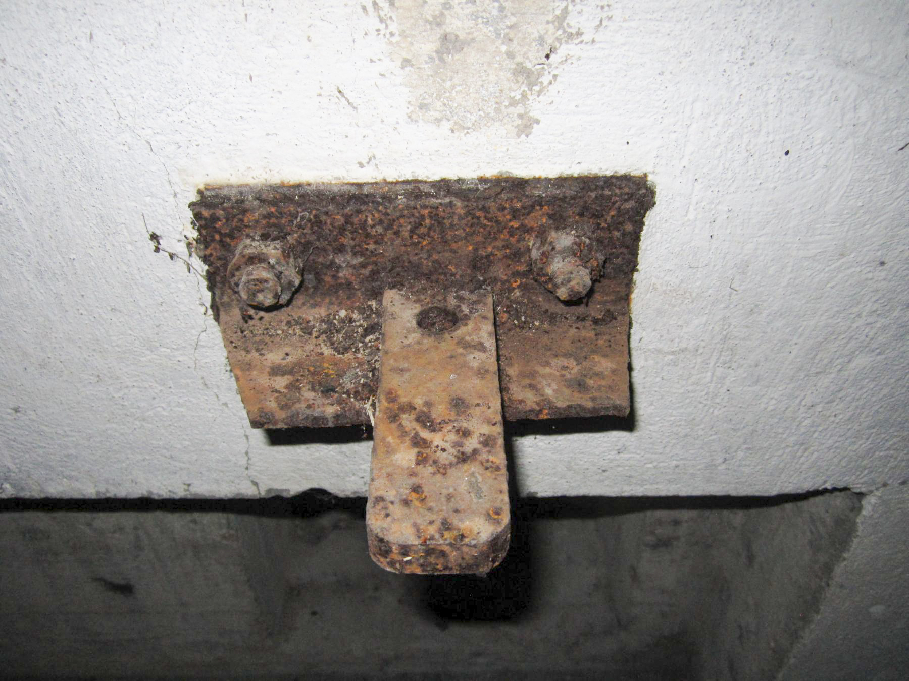 Ligne Maginot - HAUTE DIGUE 7 - (Blockhaus pour arme infanterie) - Chambre de tir - détail pivot supérieur créneau mitrailleuse gauche