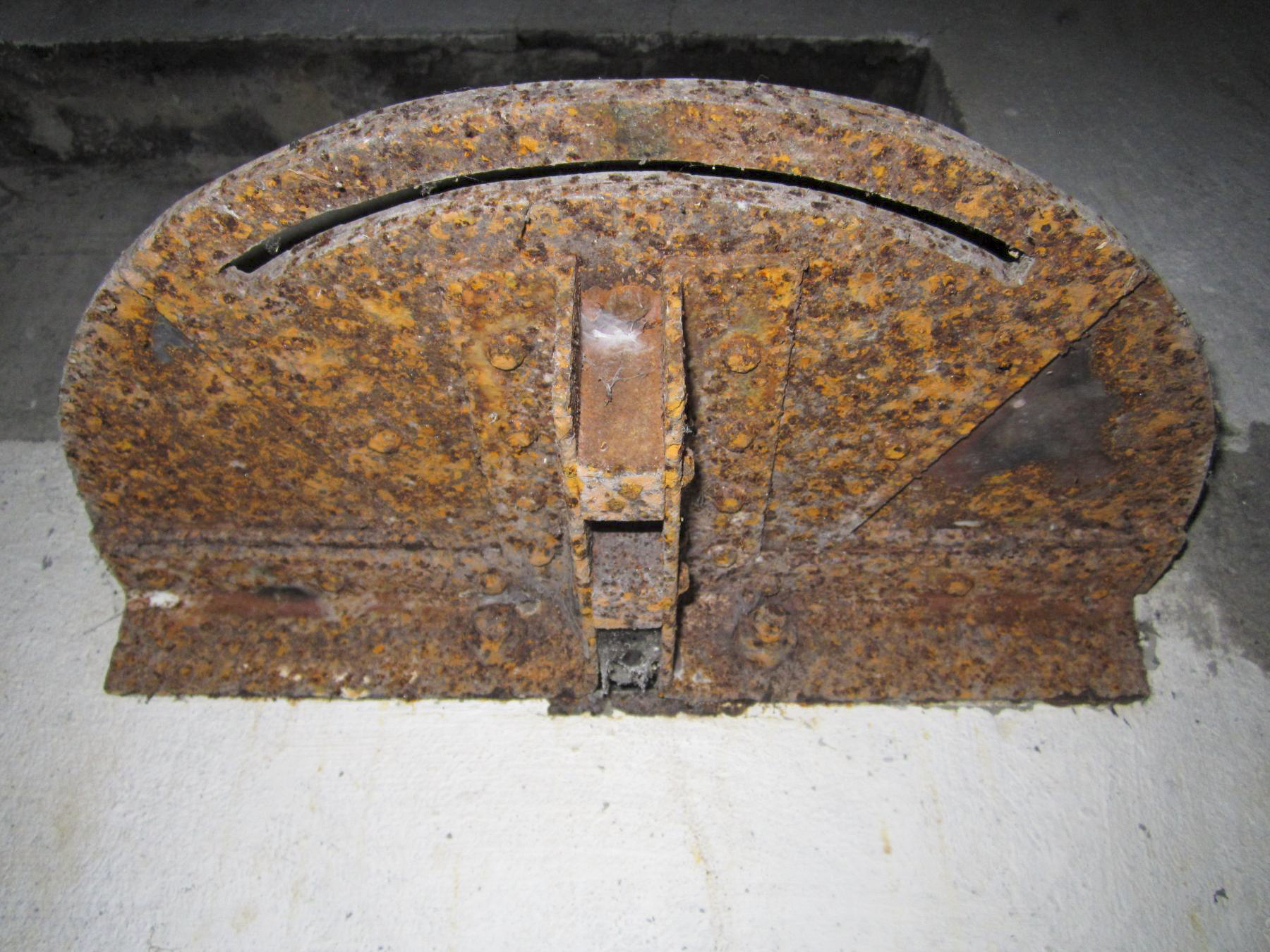 Ligne Maginot - HAUTE DIGUE 7 - (Blockhaus pour arme infanterie) - Chambre de tir
Détail guide circulaire créneau mitrailleuse gauche