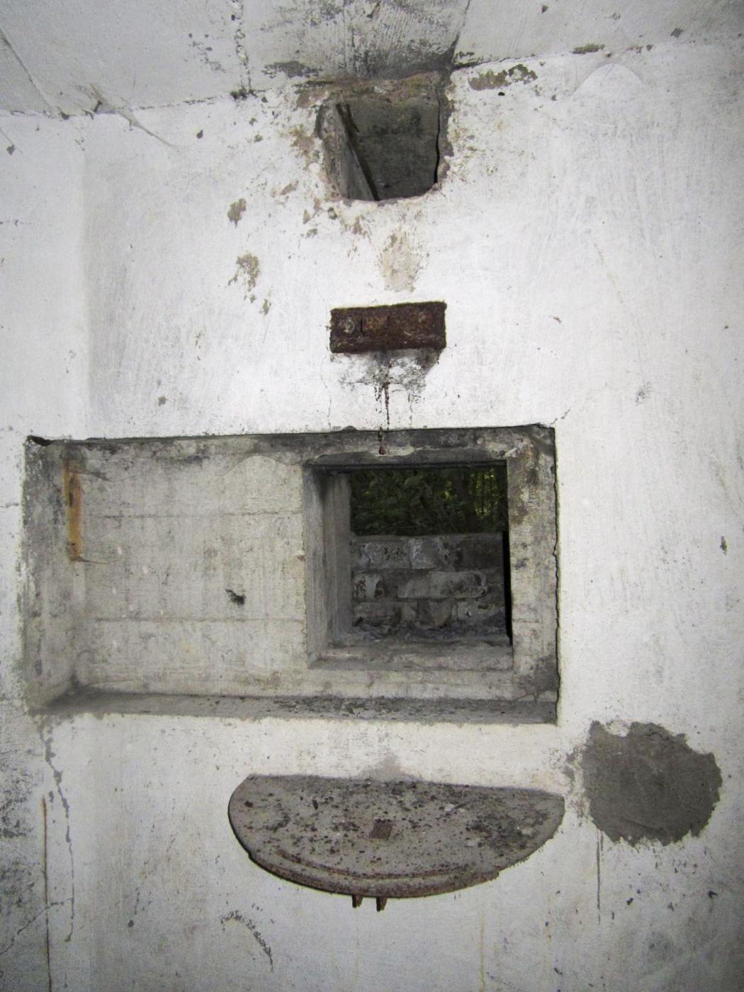 Ligne Maginot - HAUTE DIGUE 7 - (Blockhaus pour arme infanterie) - Chambre de tir
Détail créneau mitrailleuse gauche