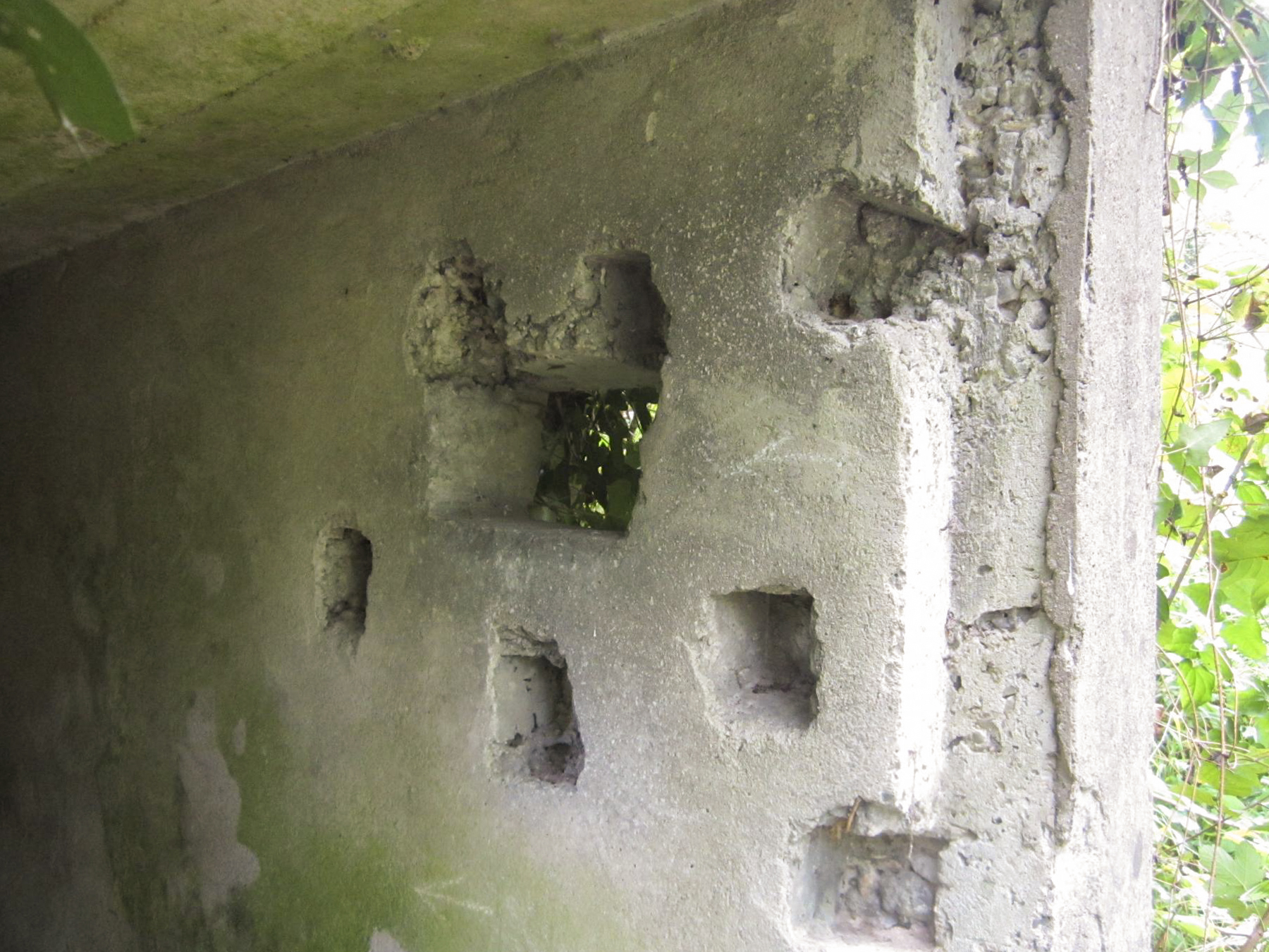 Ligne Maginot - HAUTE DIGUE 6 - (Blockhaus pour arme infanterie) - Créneau de défense rapprochée de l'entrée