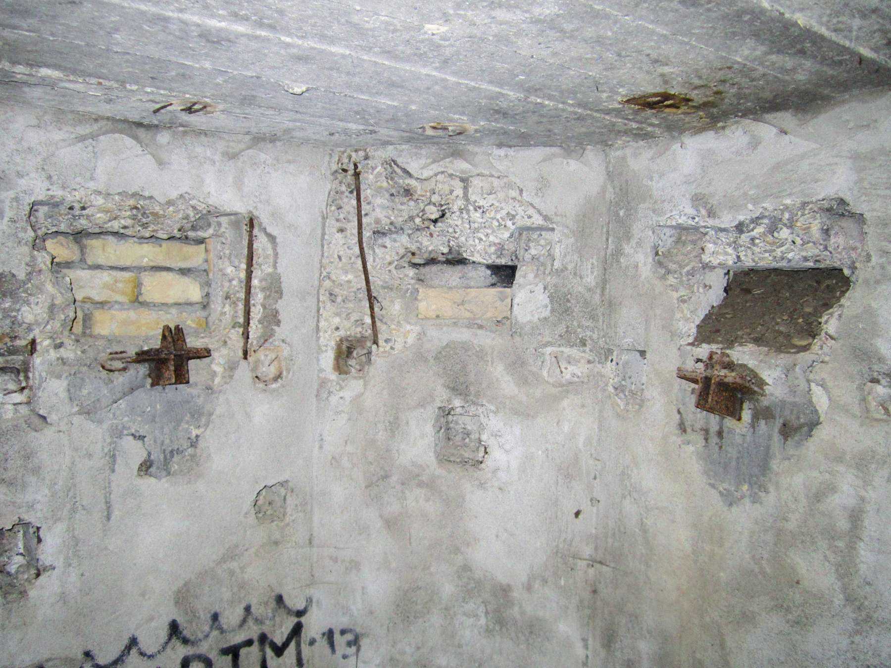 Ligne Maginot - HAUTE DIGUE 6 - (Blockhaus pour arme infanterie) - Créneau frontal et latéraux droit