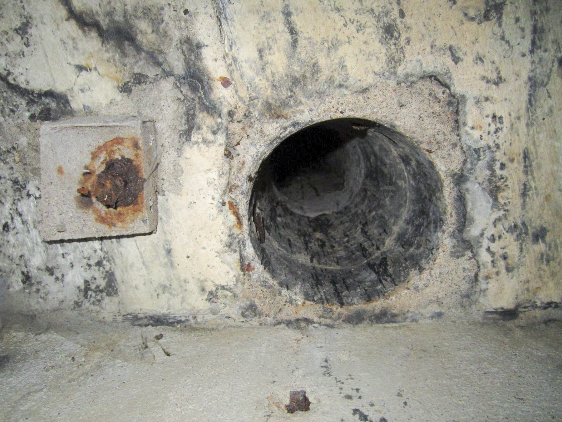 Ligne Maginot - HAUTE DIGUE 9 - (Blockhaus pour arme infanterie) - Conduit de ventilation, au-dessus du créneau mitrailleuse droit