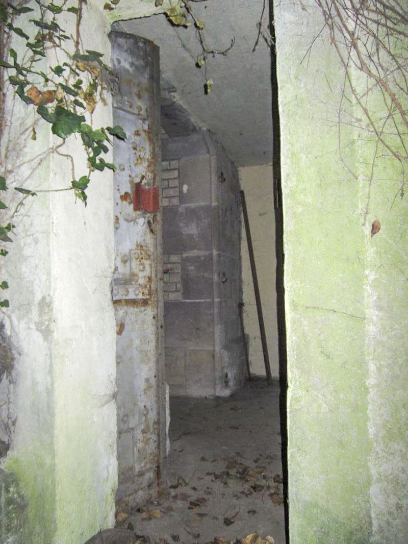 Ligne Maginot - M26 - (Abri) - Entrée du masque bétonné. Au fond, l'entrée d'origine