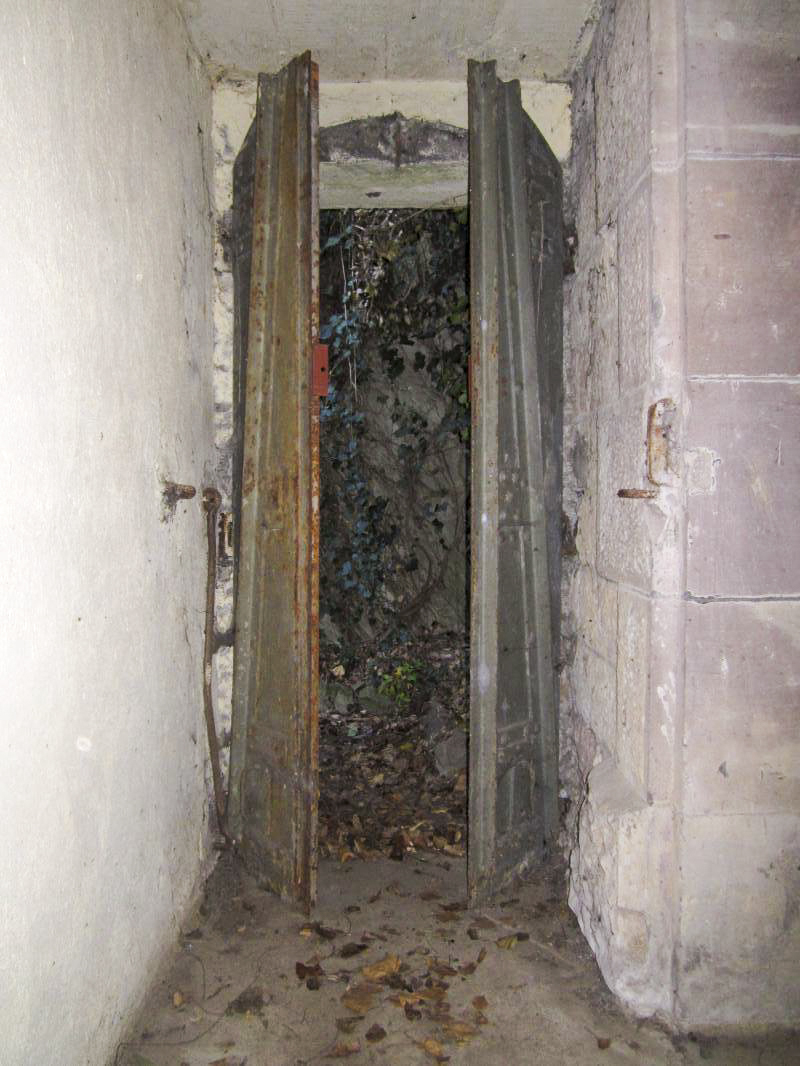 Ligne Maginot - M26 - (Abri) - Entrée du masque bétonné vue de l'intérieur. Noter le réemploi d'une porte à double vantaux allemande, présente dans les abris de 1ère générations non modernisés.