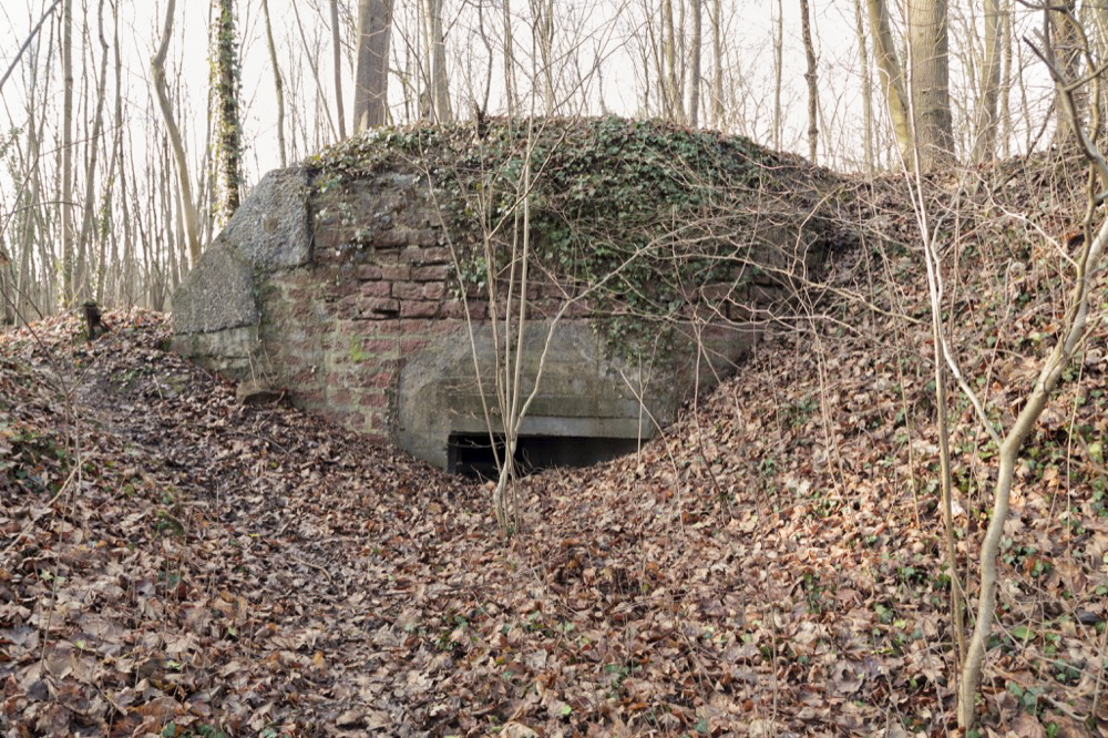 Ligne Maginot - NEUF-EMPERT 2 - (Blockhaus pour arme infanterie) - Mur latéral de l'abri de piquet dégagé et dans lequel le créneau à été percé - Les Gardiens du Rhin