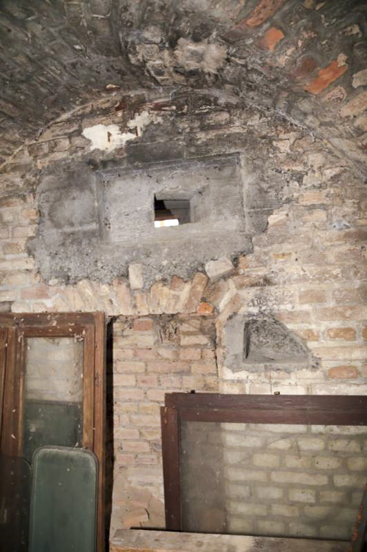 Ligne Maginot - NEUF-EMPERT 2 - (Blockhaus pour arme infanterie) - Détail de créneau de l'intérieur, remarquez la 'niche' créée pour le pied droit du trépied de la mitrailleuse - Les Gardiens du Rhin