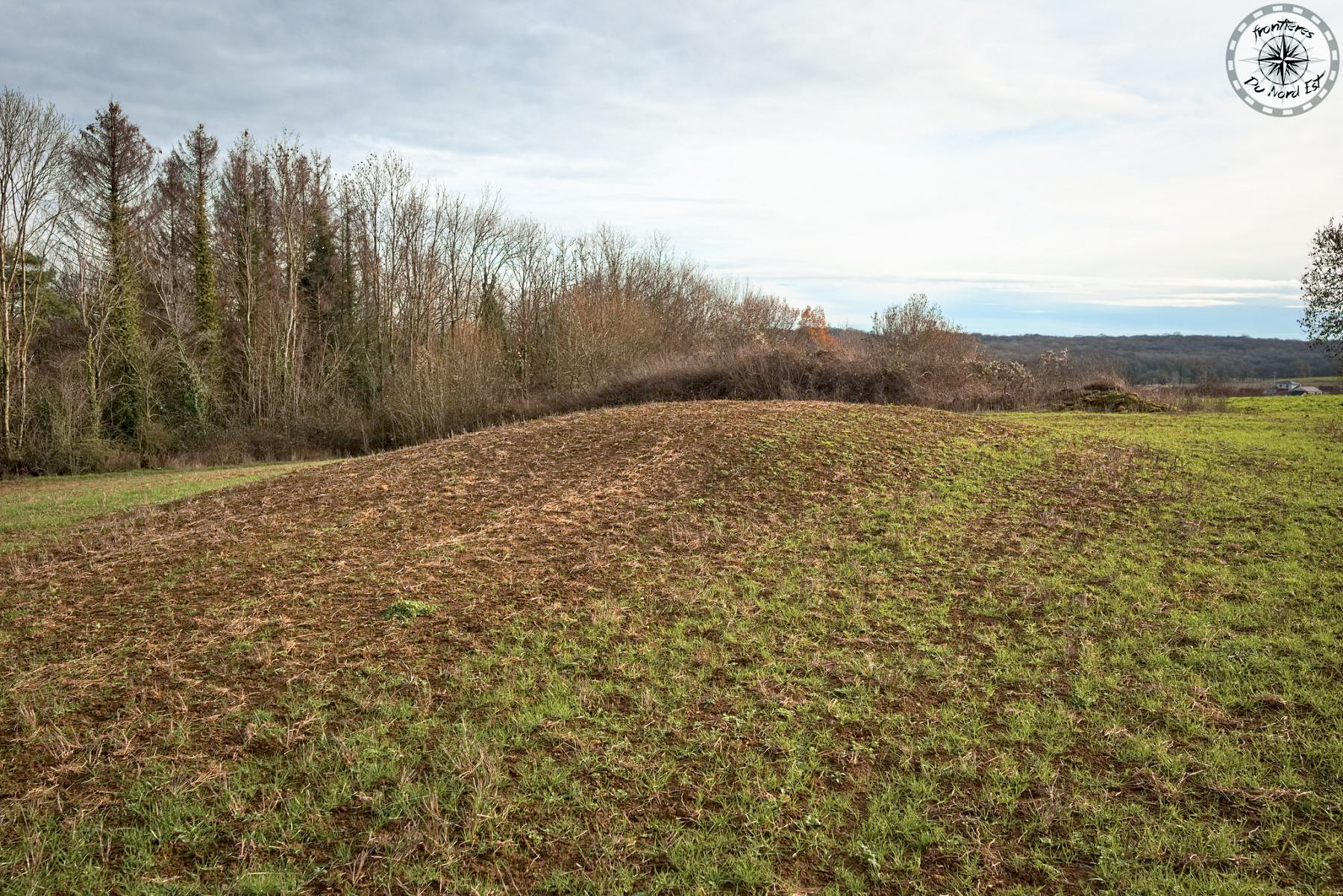 Ligne Maginot - DT27 - (Cuve pour arme d'infanterie) - Maintenant sous un monticule de terre - Thierry Caland