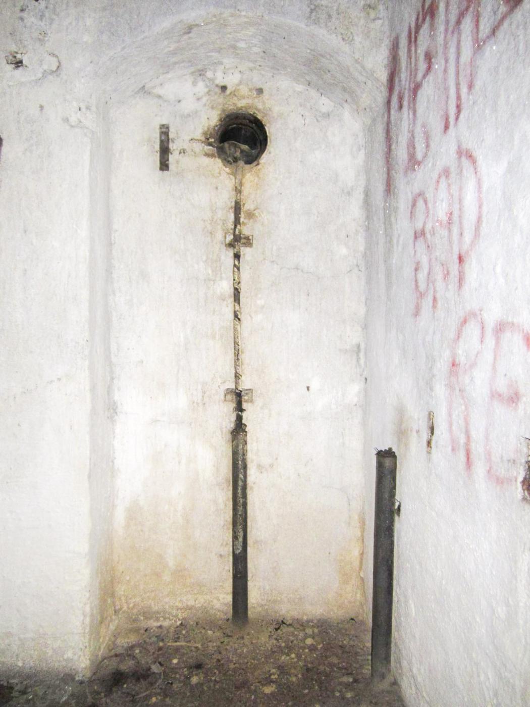 Ligne Maginot - OBSERVATOIRE EST DES CERISIERS - (Observatoire d'artillerie) - Fourreaux d'arrivée des câbles