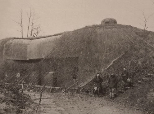 Ligne Maginot - METRICH - A17 - (Ouvrage d'artillerie) - Le bloc 15 ( casemate avec deux mortiers de 81mm  et 2 cloches GFM) en 1940 avec son filet de camouflage.
On y voit trois officiers d'artillerie posant devant le bloc
