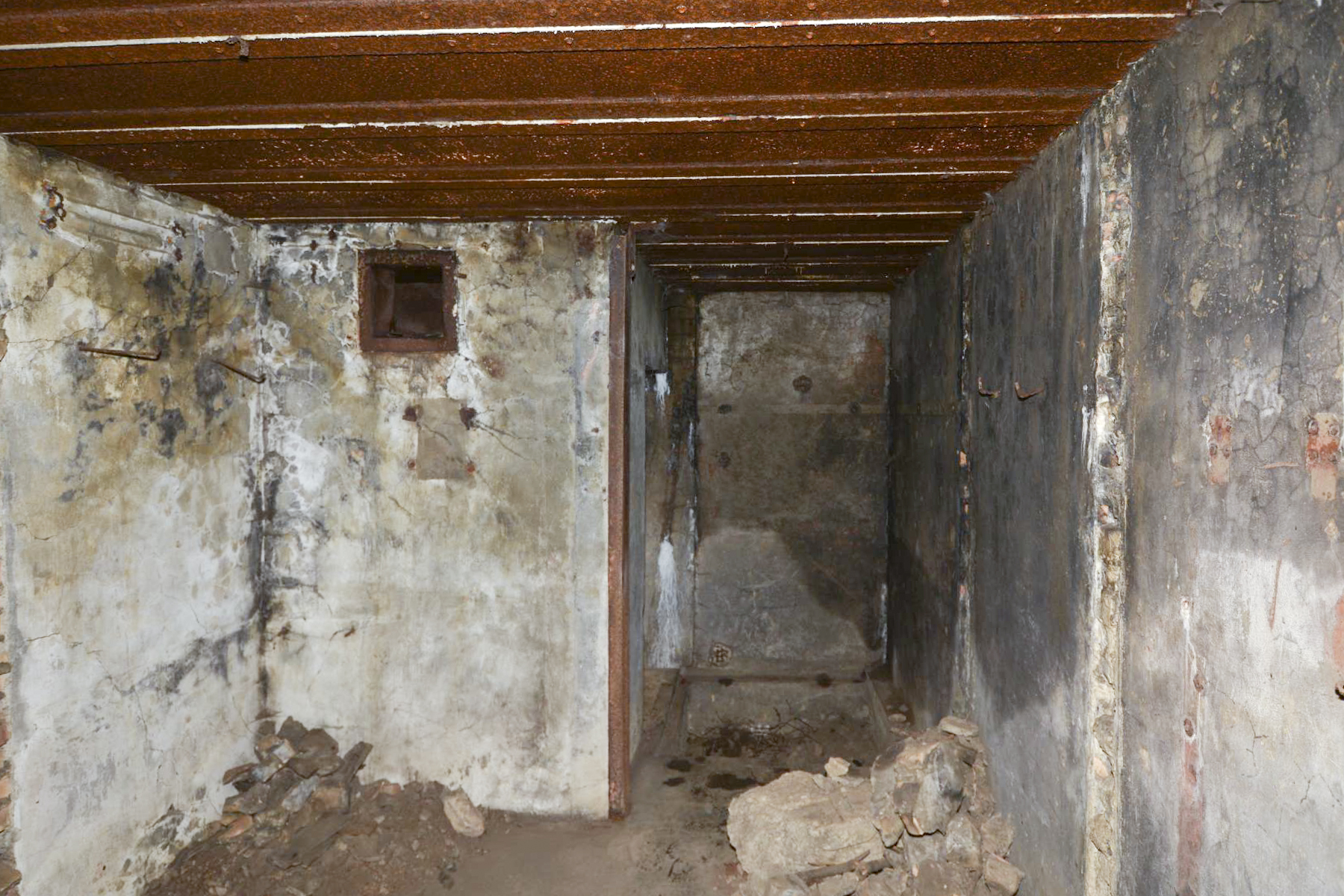 Ligne Maginot - 7 - (Central téléphonique isolé) - L'intérieur du central
Le sas d'entrée depuis la pièce intermédiaire servant de couchage - Pascal LAMBERT