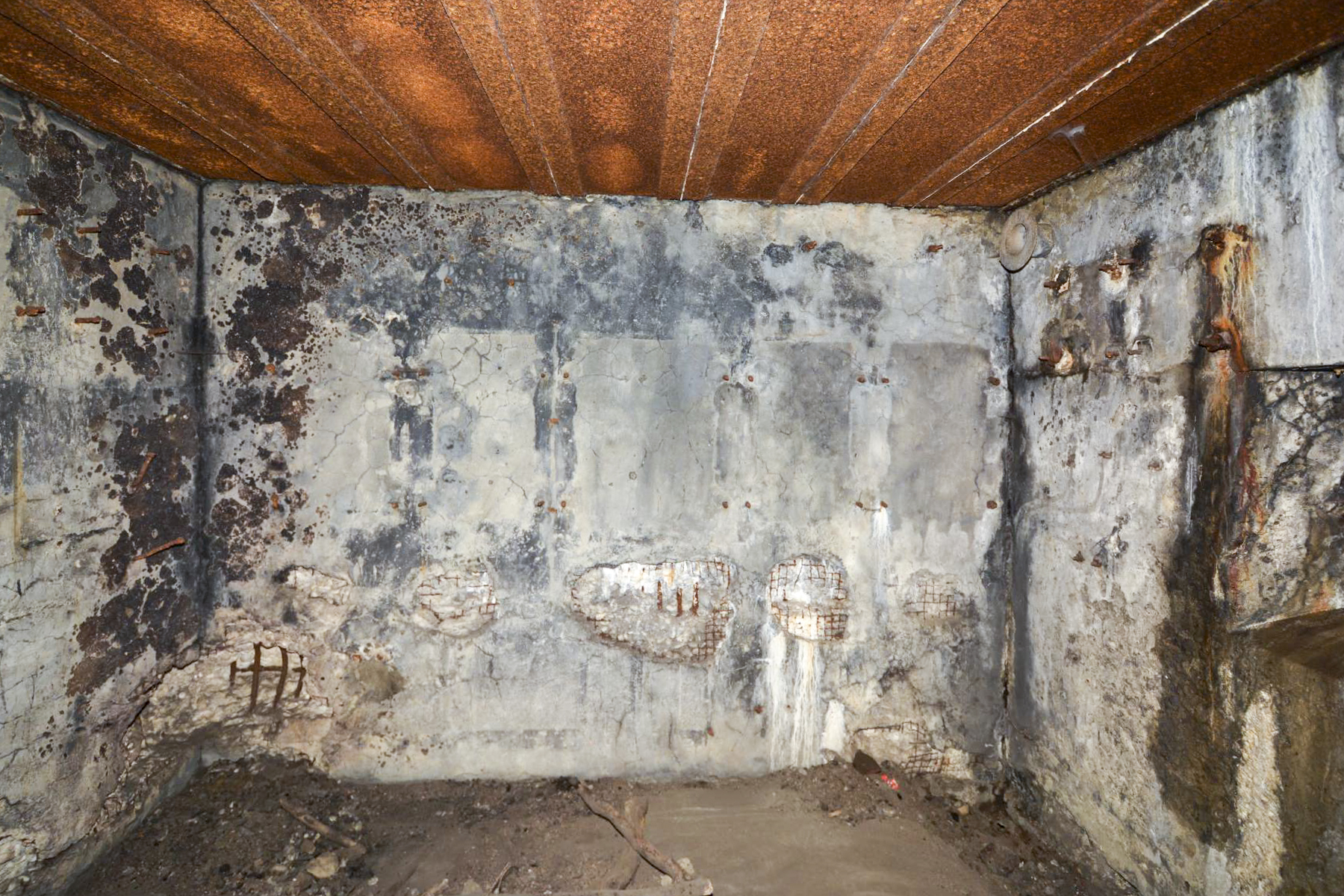 Ligne Maginot - 7 - (Central téléphonique isolé) - Le local abritant le central
Pan de mur ou étaient placés les répartiteurs et protection du central