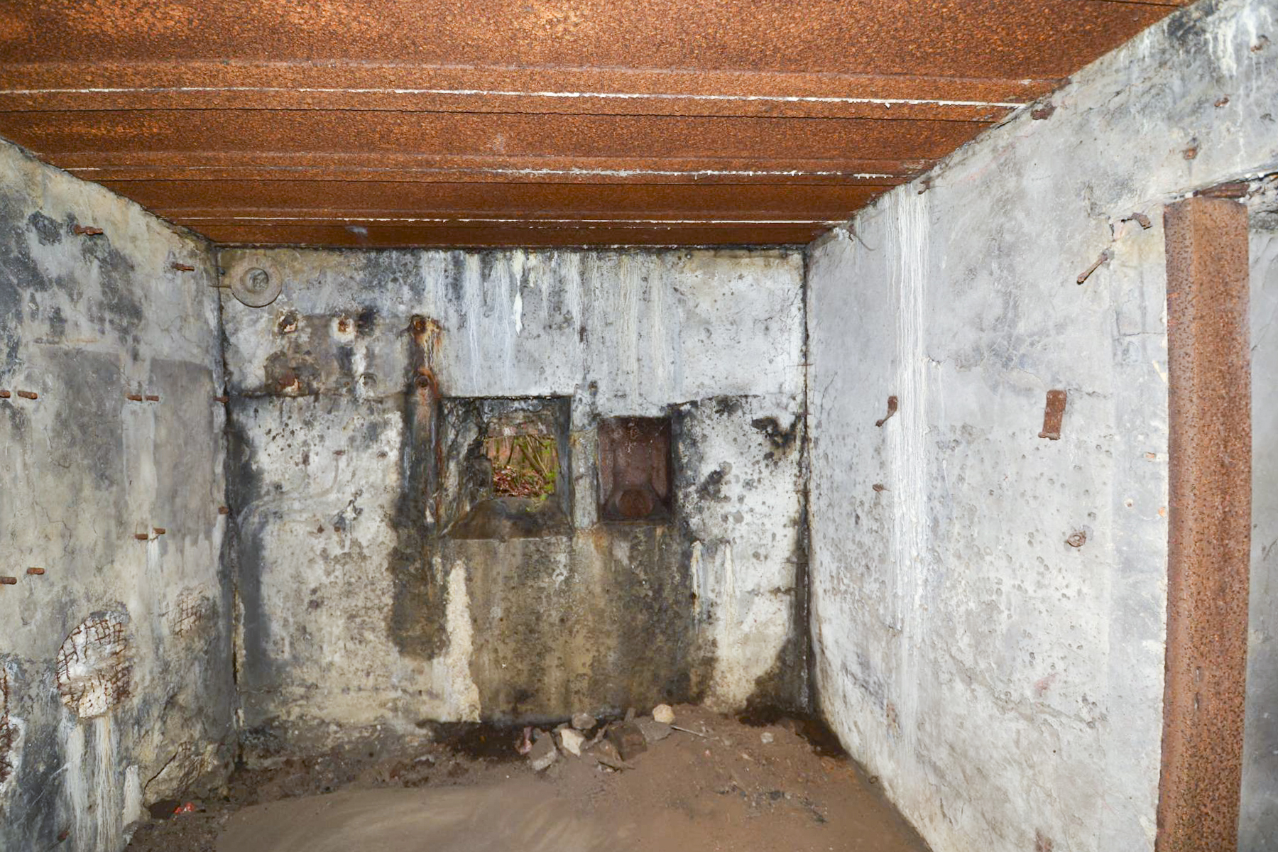 Ligne Maginot - 7 - (Central téléphonique isolé) - Le local abritant le central
Le mur de façade avec le créneau de défense et, sur la gauche, les emplacement de deux boitiers de translateurs.