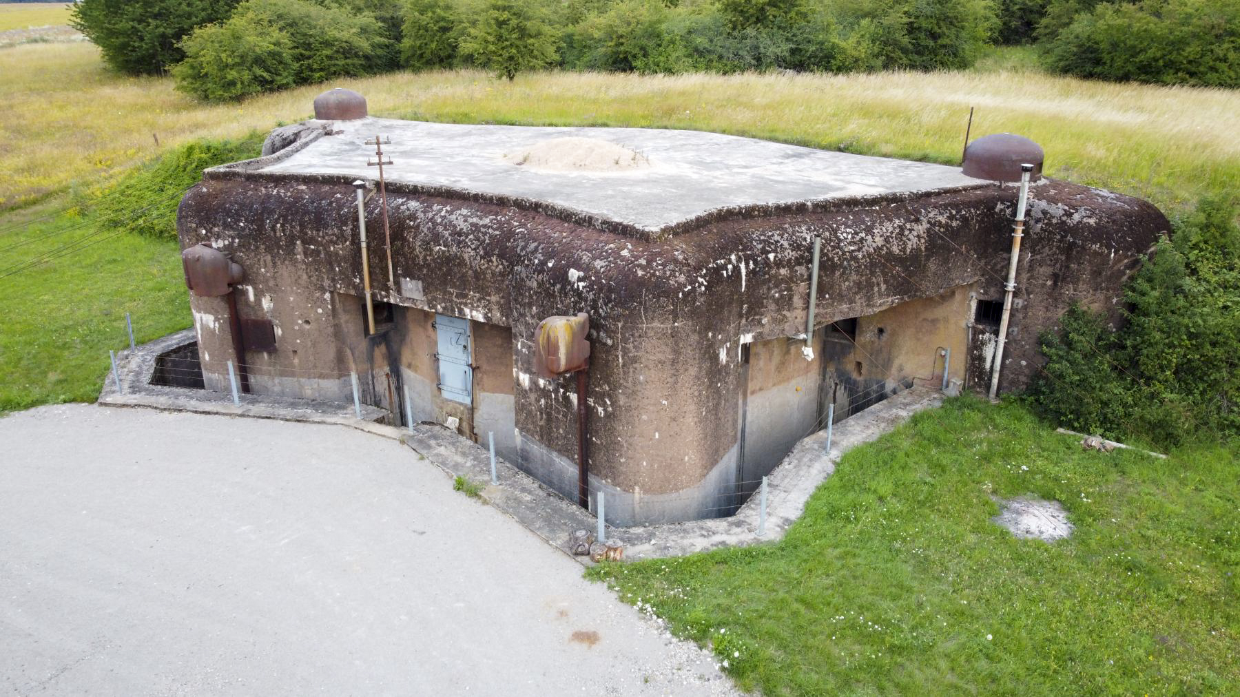 Ligne Maginot - GRAND LOT - C36 - (Casemate d'infanterie - Double) - Dalle de surface rebétonnée, Double projecteurs, deux cloches et quelques nouveaux conduits de fumée pour les poêles à bois installés