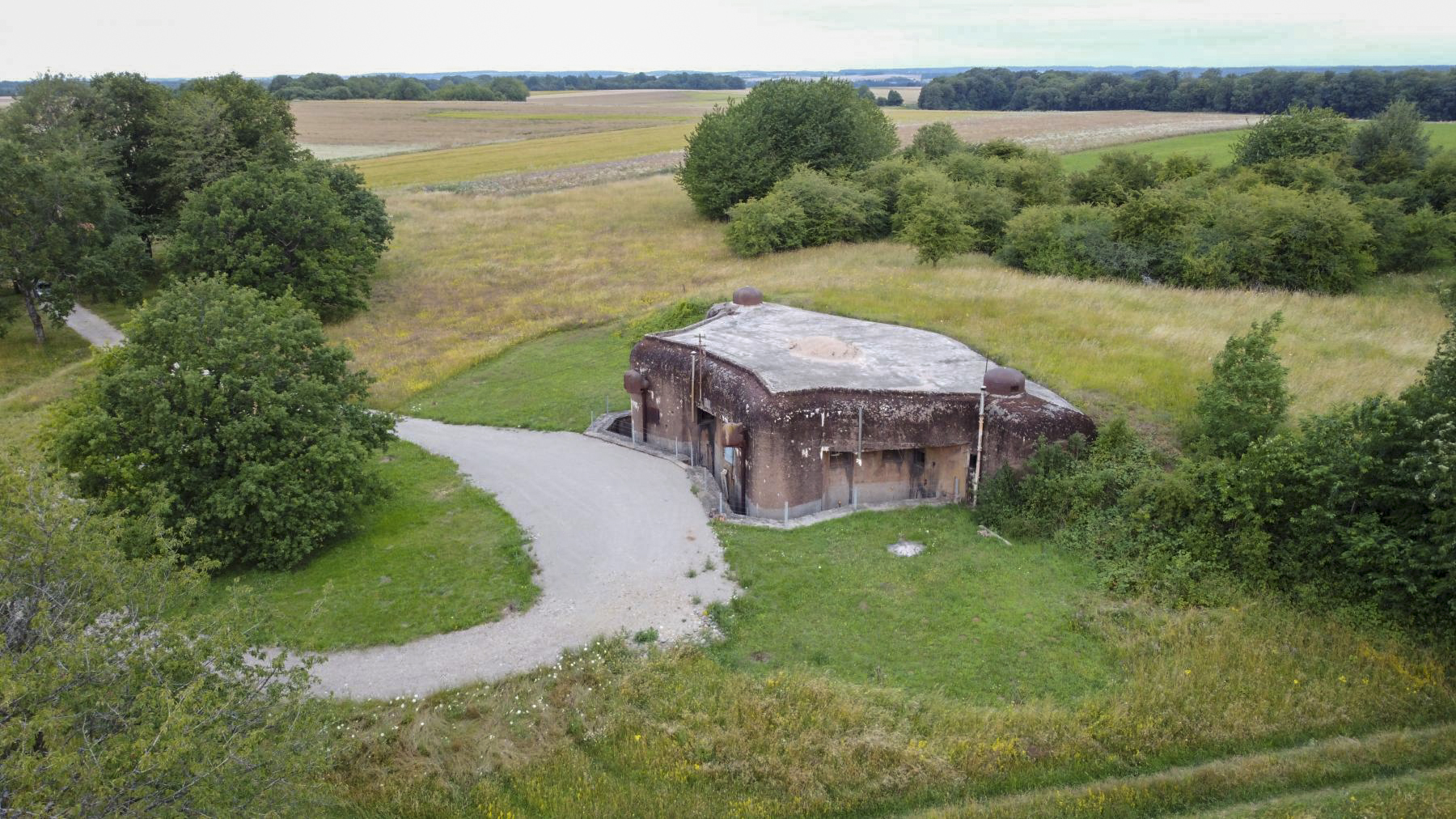 Ligne Maginot - GRAND LOT - C36 - (Casemate d'infanterie - Double) - Vue aérienne du champ de tir des cloches couvrant le plateau et le bloc 9 de l'ouvrage de Rochonvillers situé dans le taillis au fond à gauche.
Les bosquets et arbres entourant la casemate devaient bien sûr avoir été arasés lors de la construction pour dégager la vue.